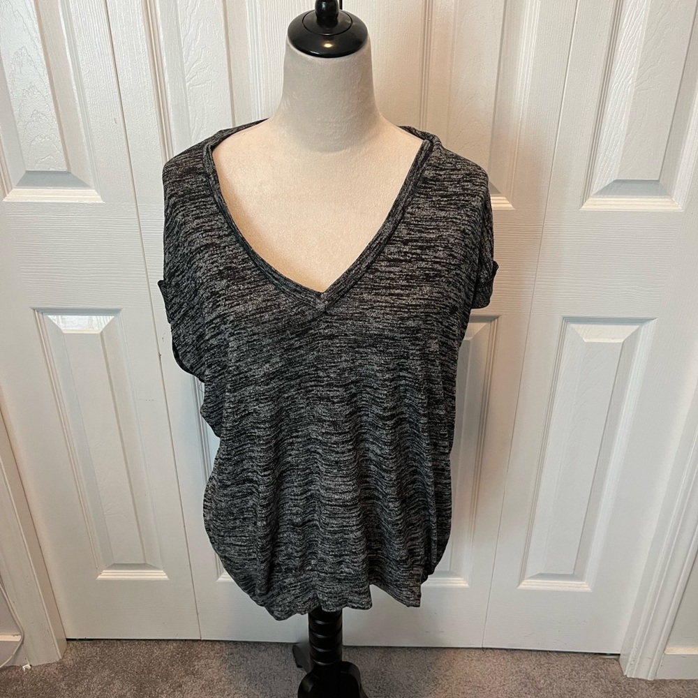 Wilfred Free from Aritizia size M Oversized Gray V-Neck Women's Top